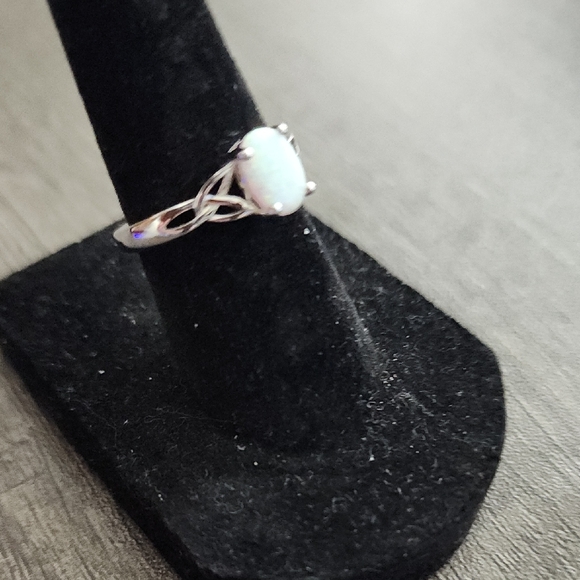 Elegant Silver Opal Ring - Picture 2 of 2